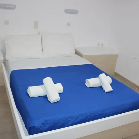 The Three Anchors * Emporio (Santorini)